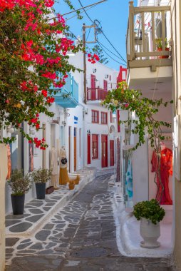 Yunanistan 'ın eski Mykonos kentindeki dar bir sokakta turist dükkanları