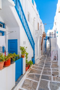 Yunanistan 'ın eski Mykonos kentindeki White Caddesi