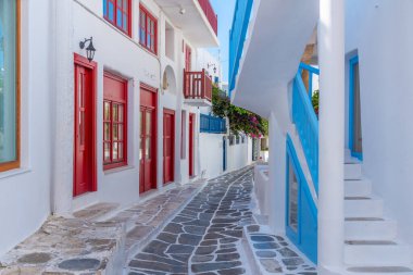Yunanistan 'ın eski Mykonos kentindeki White Caddesi