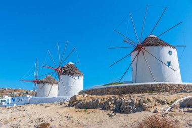 Yunanistan 'ın Mykonos kentinde Ege Denizi' ne bakan yel değirmenleri