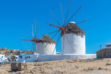 Yunanistan 'ın Mykonos kentinde Ege Denizi' ne bakan yel değirmenleri