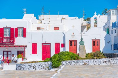 Yunanistan 'ın eski Mykonos kentindeki White Caddesi