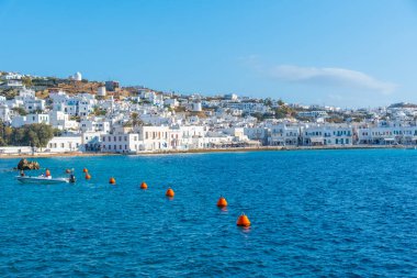 İnsanlar Yunanistan 'ın Mykonos plajında güneşli bir günün tadını çıkarıyorlar