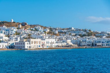 İnsanlar Yunanistan 'ın Mykonos plajında güneşli bir günün tadını çıkarıyorlar