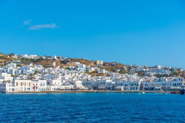 İnsanlar Yunanistan 'ın Mykonos plajında güneşli bir günün tadını çıkarıyorlar