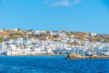 İnsanlar Yunanistan 'ın Mykonos plajında güneşli bir günün tadını çıkarıyorlar