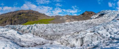 İzlanda 'da güneşli bir günde Svinafellsjkull Buzulu