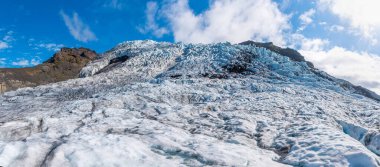 İzlanda 'da güneşli bir günde Svinafellsjkull Buzulu