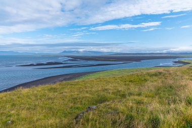 İzlanda 'da Hvitserkur yakınlarındaki kara kumsal kayalıkları