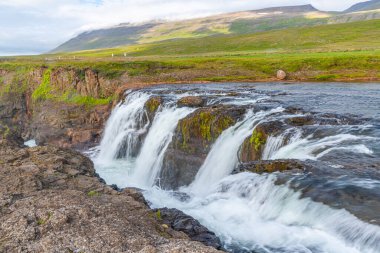 Kolufoss Şelalesi İzlanda 'daki Kolugljufur Kanyonu' nda