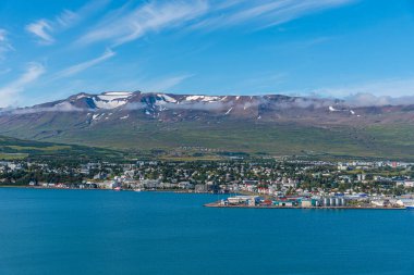 İzlanda 'nın Akureyri kasabasının hava görüntüsü
