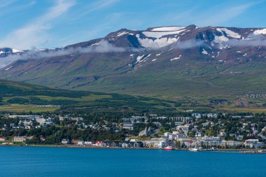 İzlanda 'nın Akureyri kasabasının hava görüntüsü