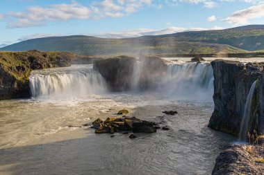 İzlanda 'da güneşli bir günde görülen Godafoss şelalesi