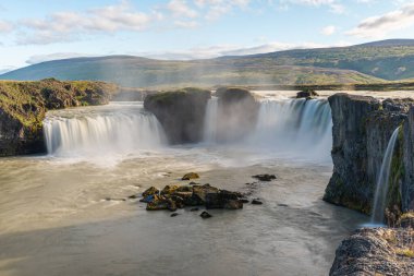 İzlanda 'da güneşli bir günde görülen Godafoss şelalesi