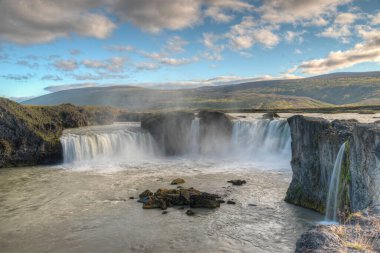 İzlanda 'da güneşli bir günde görülen Godafoss şelalesi
