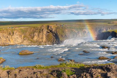 İzlanda 'da güneşli bir günde görülen Godafoss şelalesi