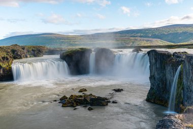 İzlanda 'da güneşli bir günde görülen Godafoss şelalesi