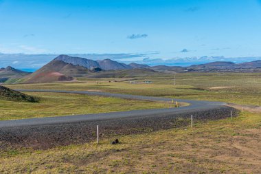 İzlanda 'nın volkanik arazisinden geçen yol