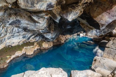 İzlanda 'daki Grotagja mağarası manzarası