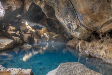 İzlanda 'daki Grotagja mağarası manzarası