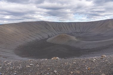 İzlanda 'daki Hverfjall volkanı krateri