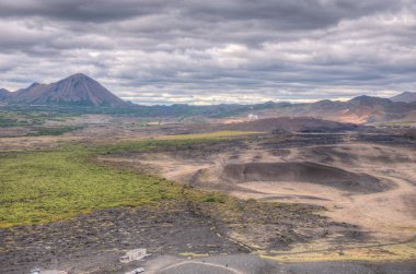 İzlanda 'daki Hverfjall volkanını çevreleyen doğal manzara
