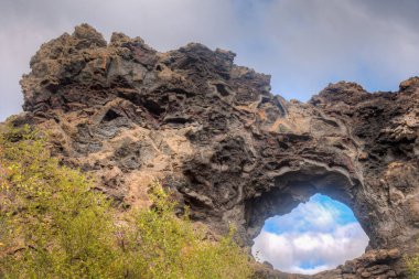 İzlanda 'daki Dimmuborgir lav sahasının kayalık penceresi