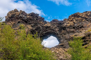İzlanda 'daki Dimmuborgir lav sahasının kayalık penceresi