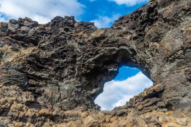 İzlanda 'daki Dimmuborgir lav sahasının kayalık penceresi