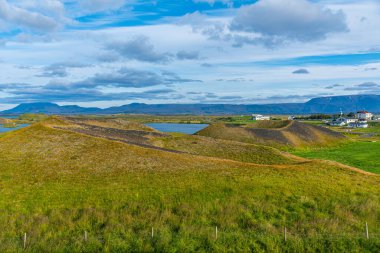İzlanda 'daki Myvatn Gölü' nde bulunan Skutustadagigar sözde kraterleri