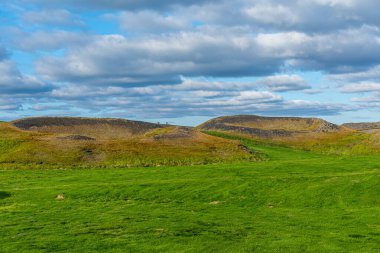 İzlanda 'daki Myvatn Gölü' nde bulunan Skutustadagigar sözde kraterleri