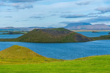 İzlanda 'daki Myvatn Gölü' nde bulunan Skutustadagigar sözde kraterleri