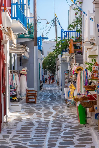 Yunanistan 'ın eski Mykonos kentindeki dar bir sokakta turist dükkanları