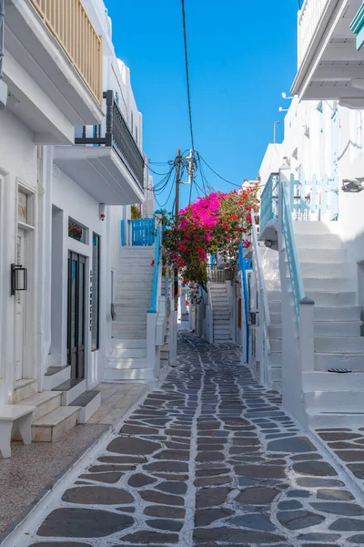 Yunanistan 'ın eski Mykonos kentindeki White Caddesi
