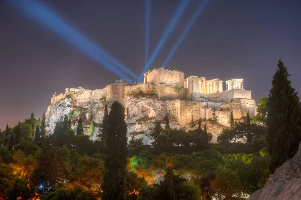 Ночной Вид Освещённых Акисов Световыми Маяками Направленными Небо Афины Греция — стоковое фото