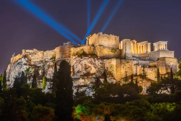 Vista Noturna Akropolis Iluminado Com Feixes Luz Dirigidos Para Céu — Fotografia de Stock