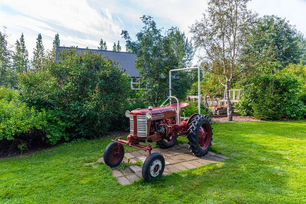 Starý Traktor Botanické Zahradě Akureyri Island — Stock fotografie