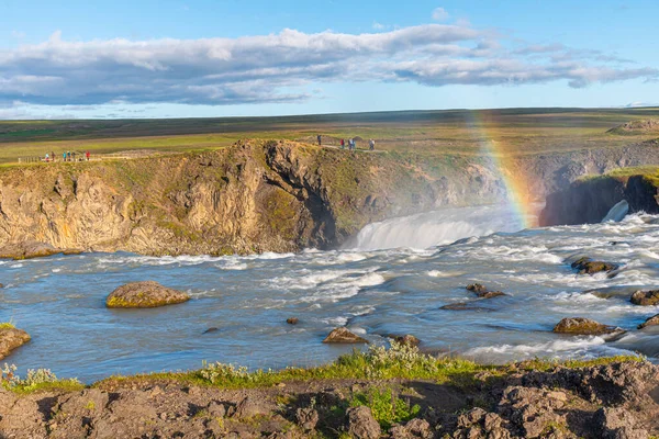 İzlanda 'da güneşli bir günde görülen Godafoss şelalesi