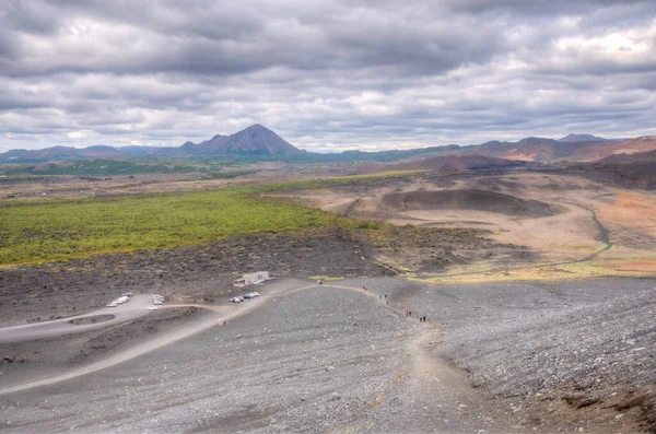 İzlanda 'daki Hverfjall volkanını çevreleyen doğal manzara