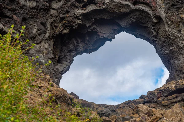 冰岛Dimmuborgir熔岩场的岩石窗 — 图库照片