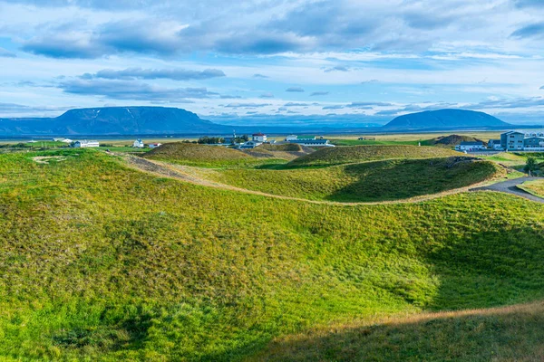 İzlanda 'daki Myvatn Gölü' nde bulunan Skutustadagigar sözde kraterleri