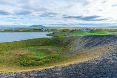 İzlanda 'daki Myvatn Gölü' nde bulunan Skutustadagigar sözde kraterleri