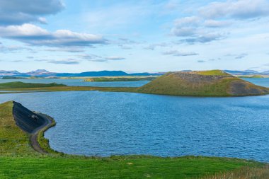 İzlanda 'daki Myvatn Gölü' nde bulunan Skutustadagigar sözde kraterleri
