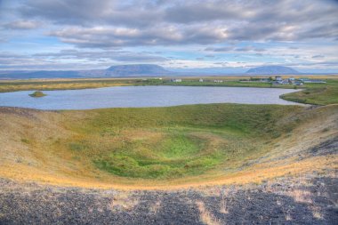 İzlanda 'daki Myvatn Gölü' nde bulunan Skutustadagigar sözde kraterleri