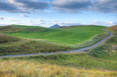 İzlanda 'daki Myvatn Gölü' nde bulunan Skutustadagigar sözde kraterleri