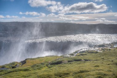 Dettifoss Şelalesi İzlanda 'da güneşli bir günde görüldü