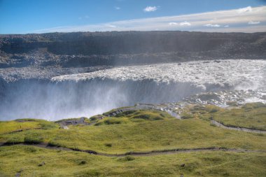 Dettifoss Şelalesi İzlanda 'da güneşli bir günde görüldü