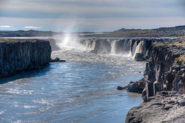 İzlanda 'da güneşli bir günde görülen selfoss şelalesi