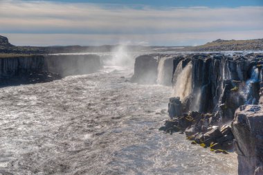 İzlanda 'da güneşli bir günde görülen selfoss şelalesi