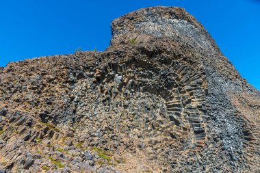 İzlanda 'daki Hljodaklettar' da altıgen bazalt kayaların ayrıntıları